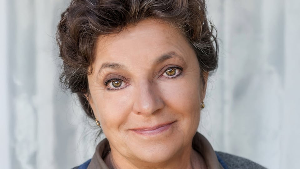 Portrait von Dame mit dunklen Haaren 