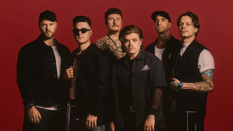 Foto für die Veranstaltung "OUR PROMISE – FEARLESS TOUR 2026" mit der Band vor rotem Hintergrund.