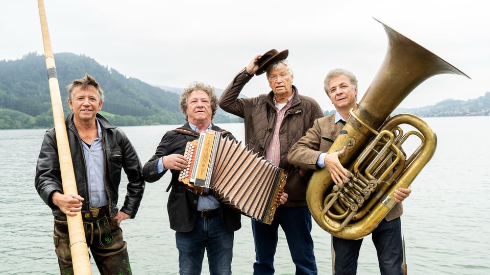 Die Künstler mit Instrumenten an einem Seeufer