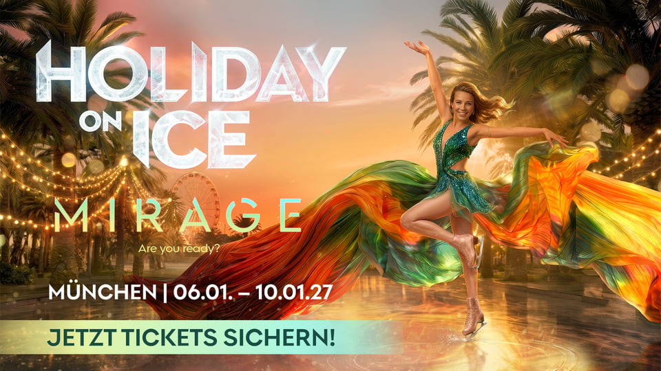 Plakat Holiday on Ice - Mirage mit Eiskunstläuferin in grün schimmerndem Kostüm auf Eisfläche, deren mehrfarbiger Stoffschweif sich weit über das Bild erstreckt, vor Palmenkulisse bei Sonnenuntergang mit Lichterketten und großem Schriftzug zur Show in München im Januar 2027