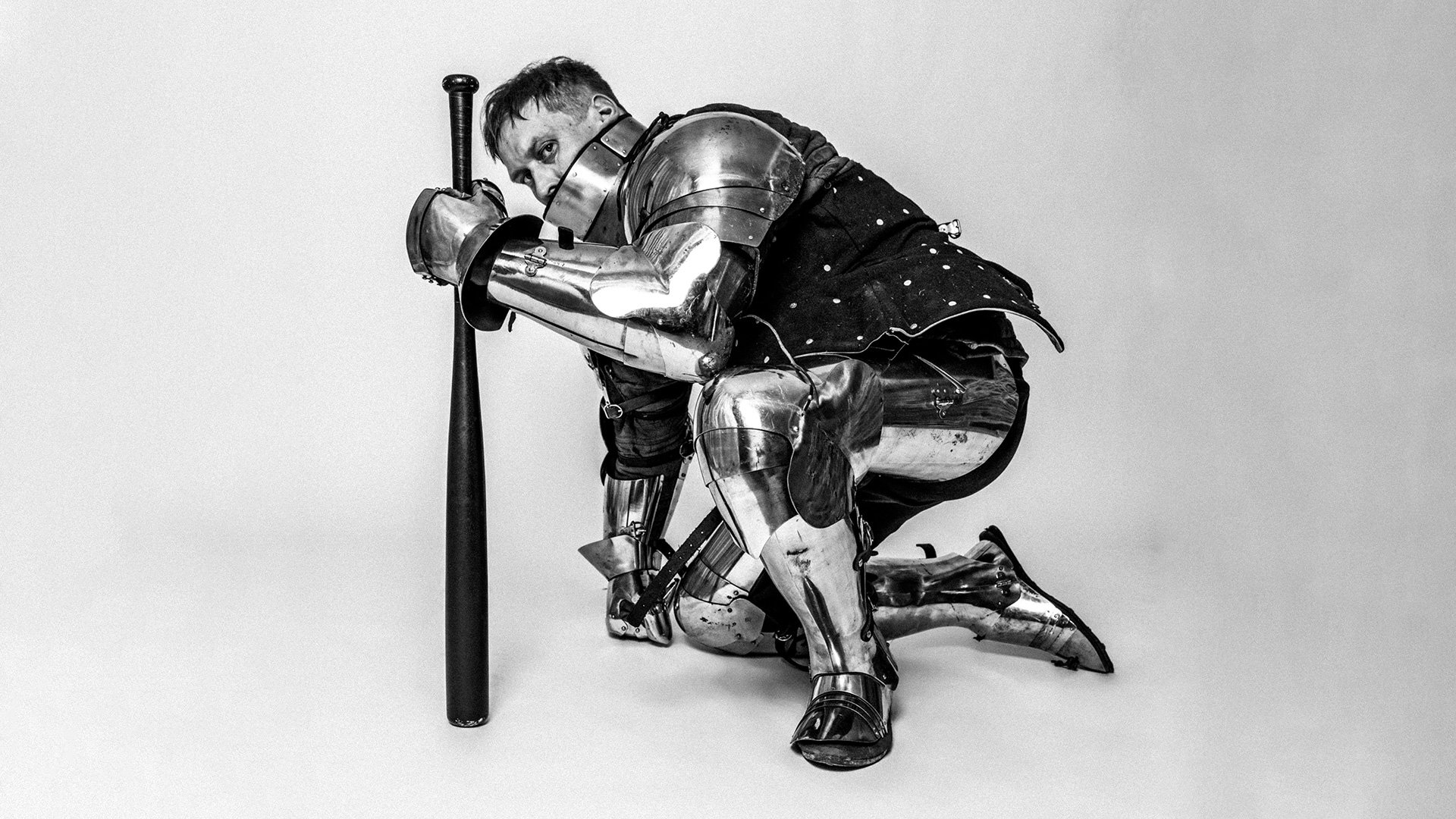 Schwarz-Weiß-Foto für die Veranstaltung "Grim104 – No Country For Old Grim Tour 2026", der Künstler in einer Rüstung und mit einem Baseballschläger.