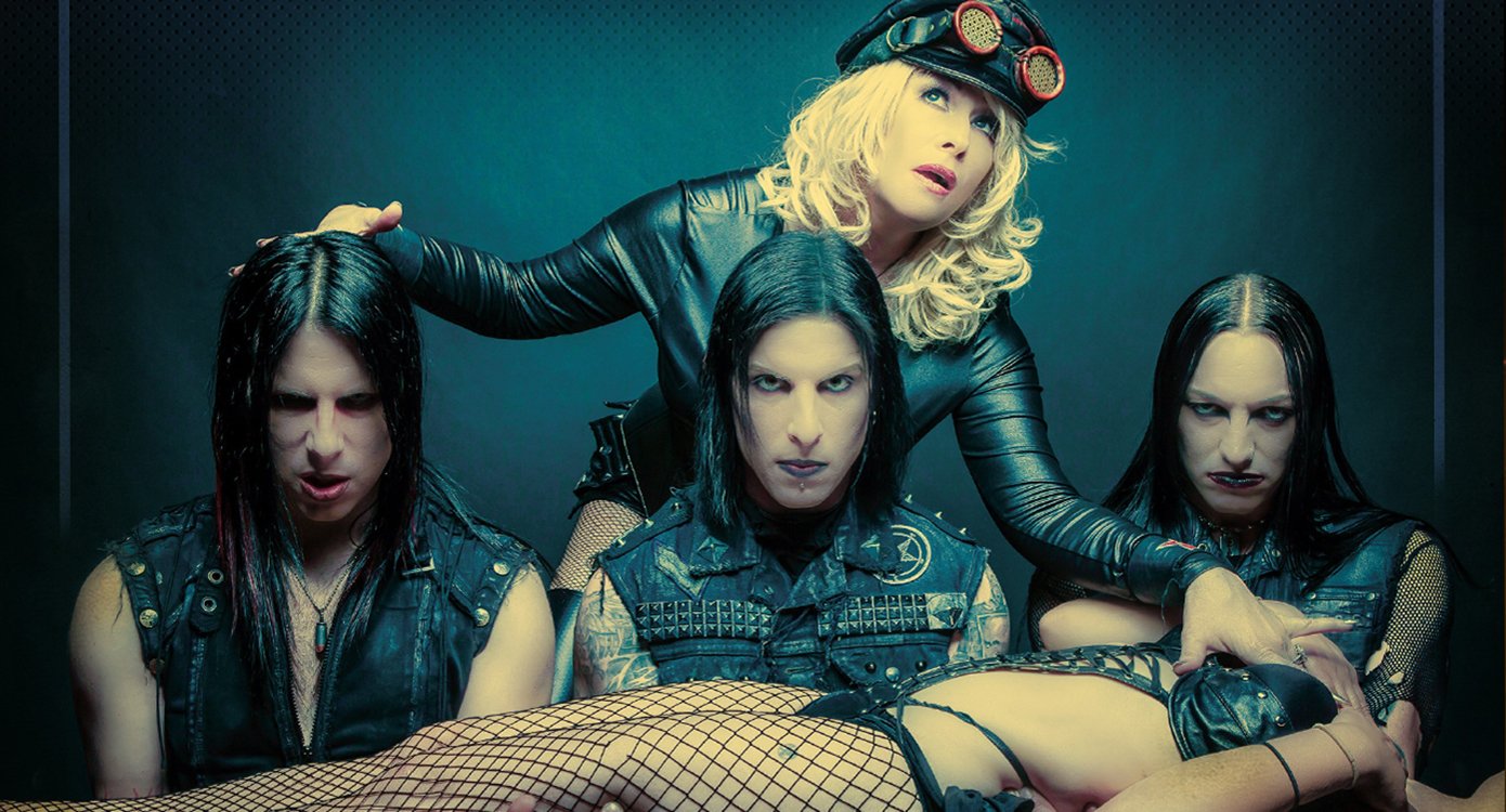 Foto de la banda «Genitorturers»: Los miembros llevan ropa de cuero negro y tienen el pelo largo y negro. Al fondo hay una mujer con el pelo rubio y un sombrero de cuero, en primer plano hay otra mujer. La composición muestra una clara dinámica de grupo con una estética llamativa.