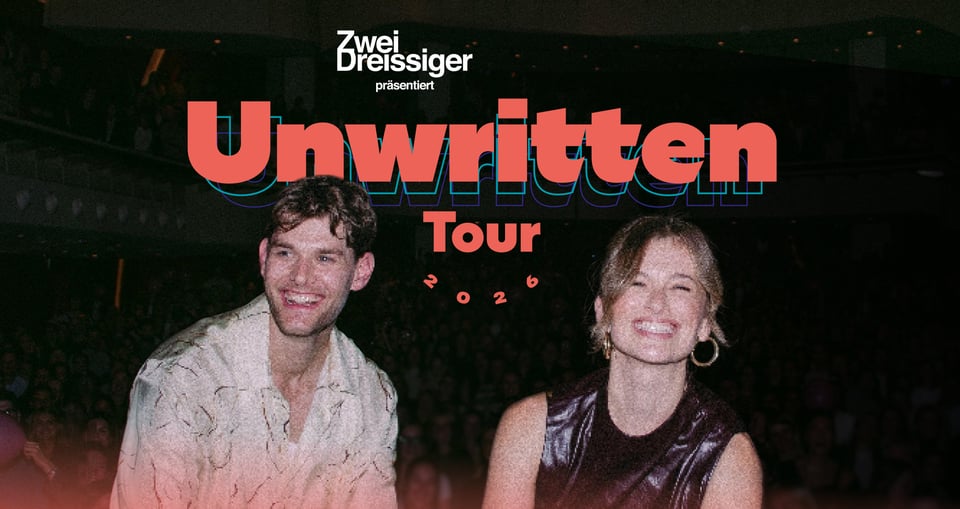 Foto von zwei lachenden Personen mit der Aufschrift "Unwritten Tour" in orange