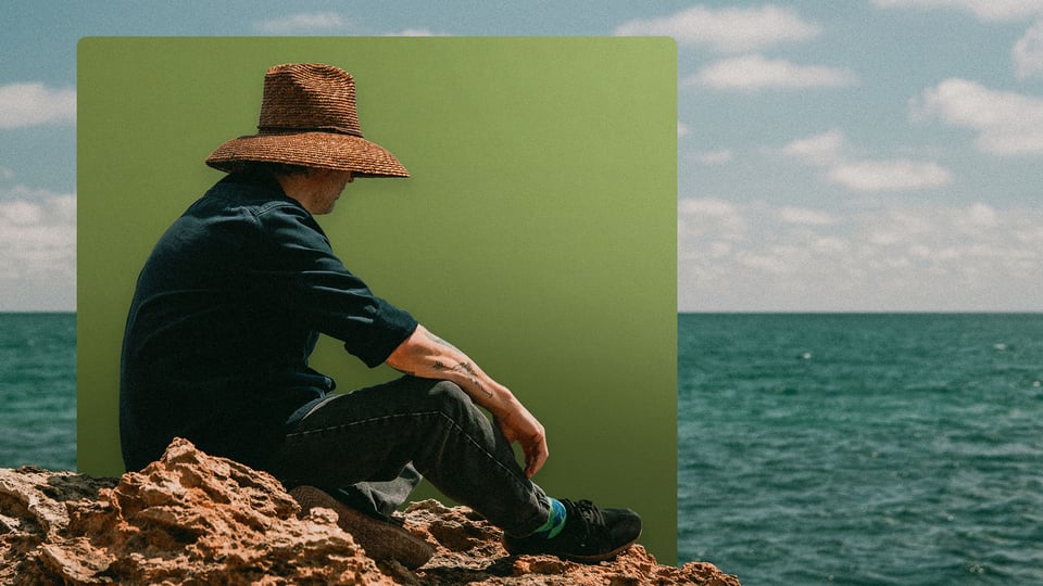 Foto für das DEKKER-Event: Er sitzt auf einem Stein am Strand, hinter ihm ein grünes Quadrat