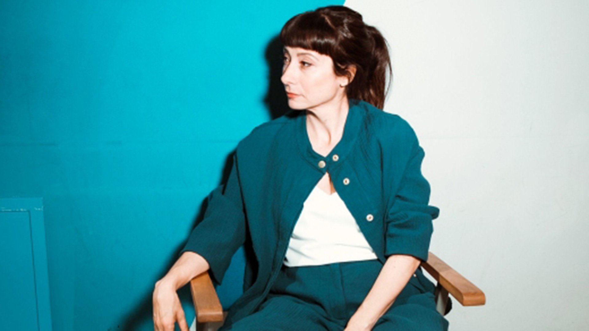 Foto in Blau- und Weißtönen für das Event FIVA - Alles leuchtet 2026 mit der Künstlerin