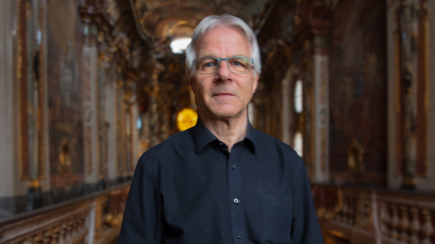 Stefan Moser in einem schwarzen Hemd in der Asamkirche