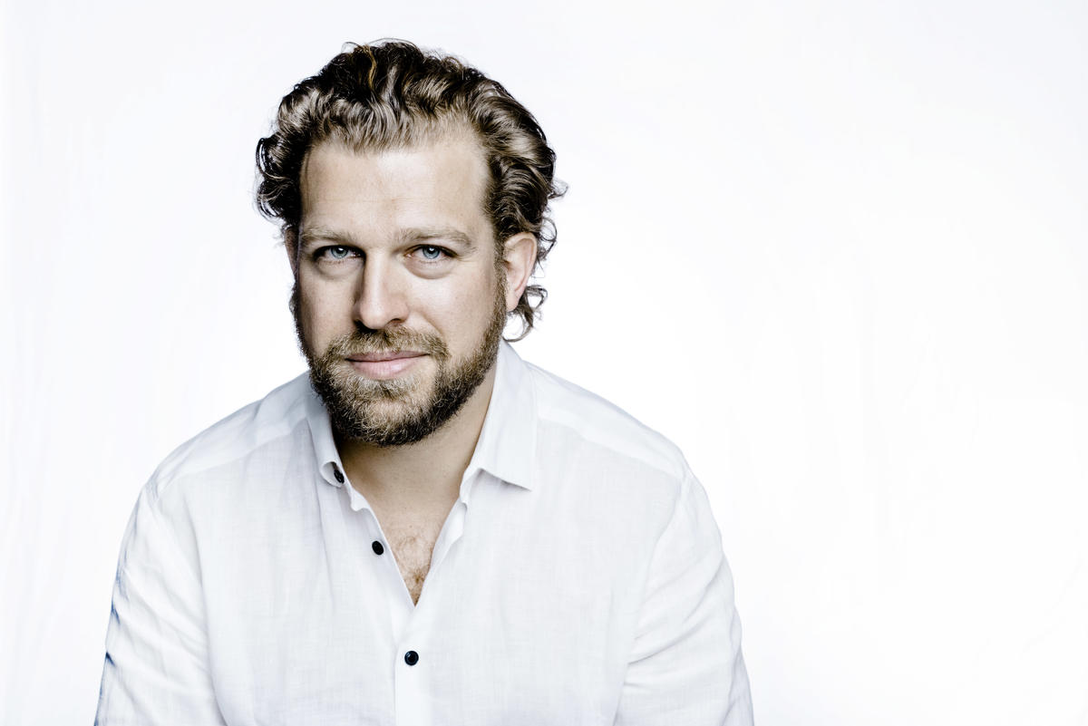 Foto des Künstlers in weißem Hemd vor weißem Hintergrund