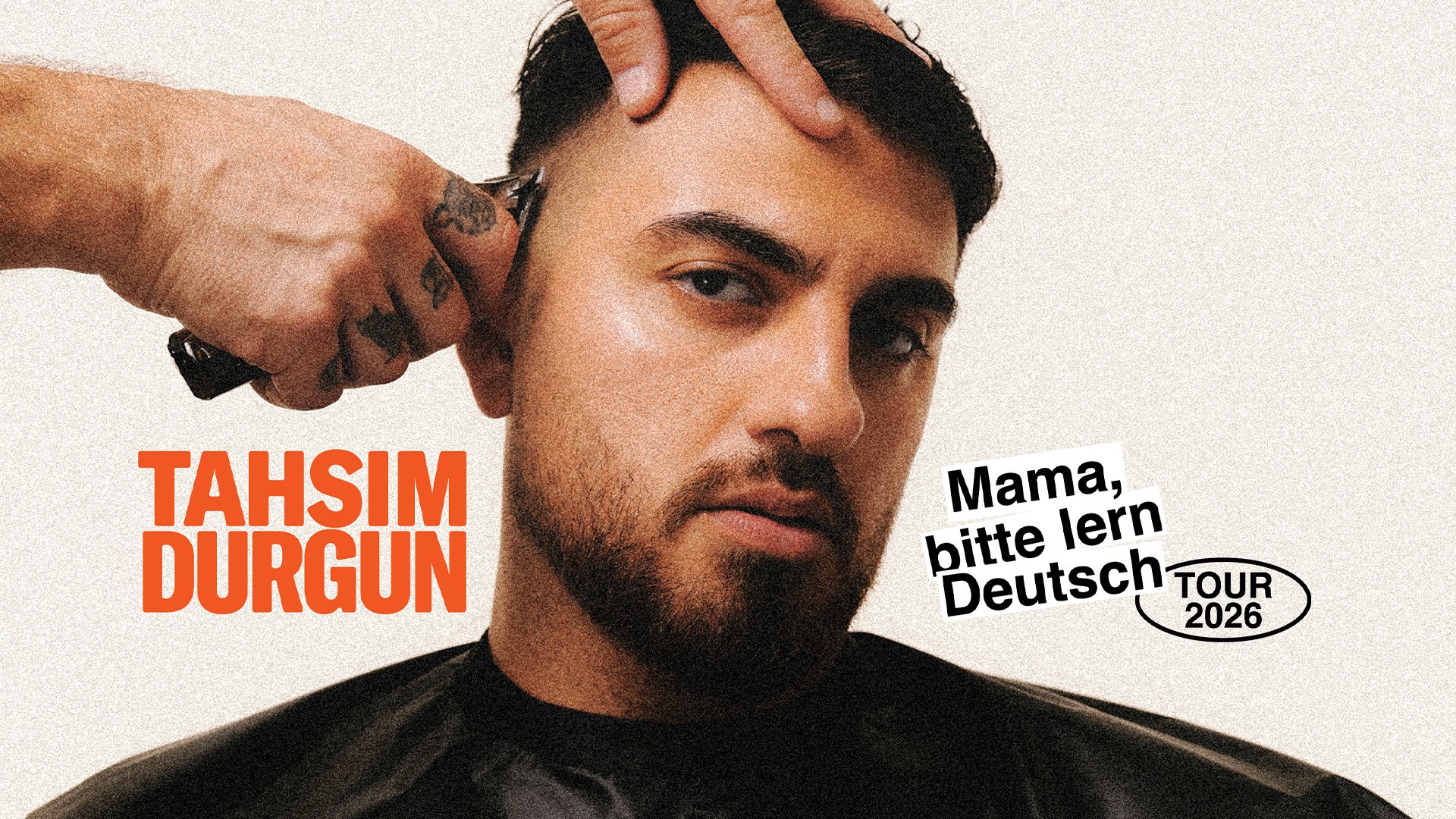 Plakat von Tahsim Durgun in Nahaufnahme beim Haareschneiden, mit einer Hand und Haarschneidemaschine am Kopf, sowie den Schriftzügen Tahsim Durgun und Mama, bitte lern Deutsch Tour 2026