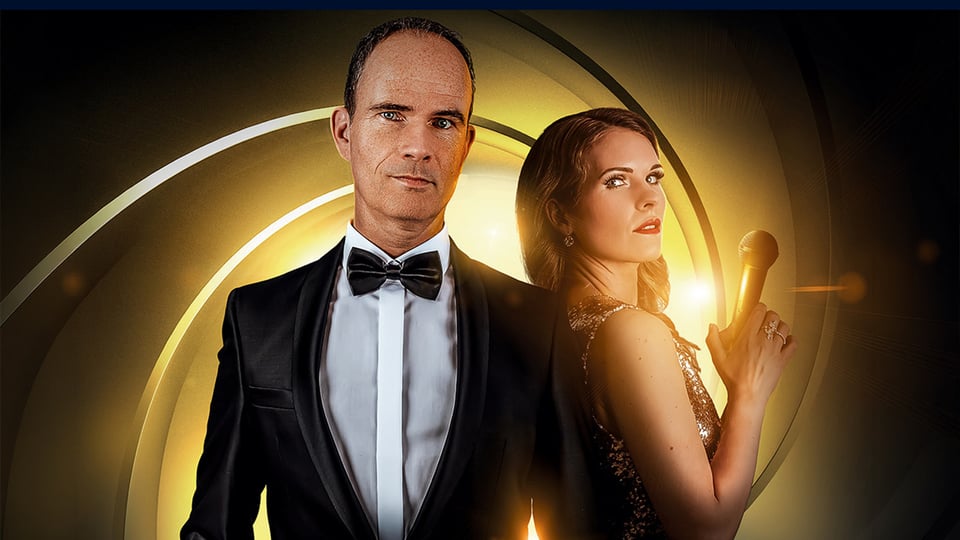 Plakat Skyfall mit zwei Personen in eleganter Abendgarderobe vor gold leuchtendem Hintergrund, eine Person im Smoking, die andere mit Mikrofon in der Hand, im Stil eines James-Bond-Filmplakats.