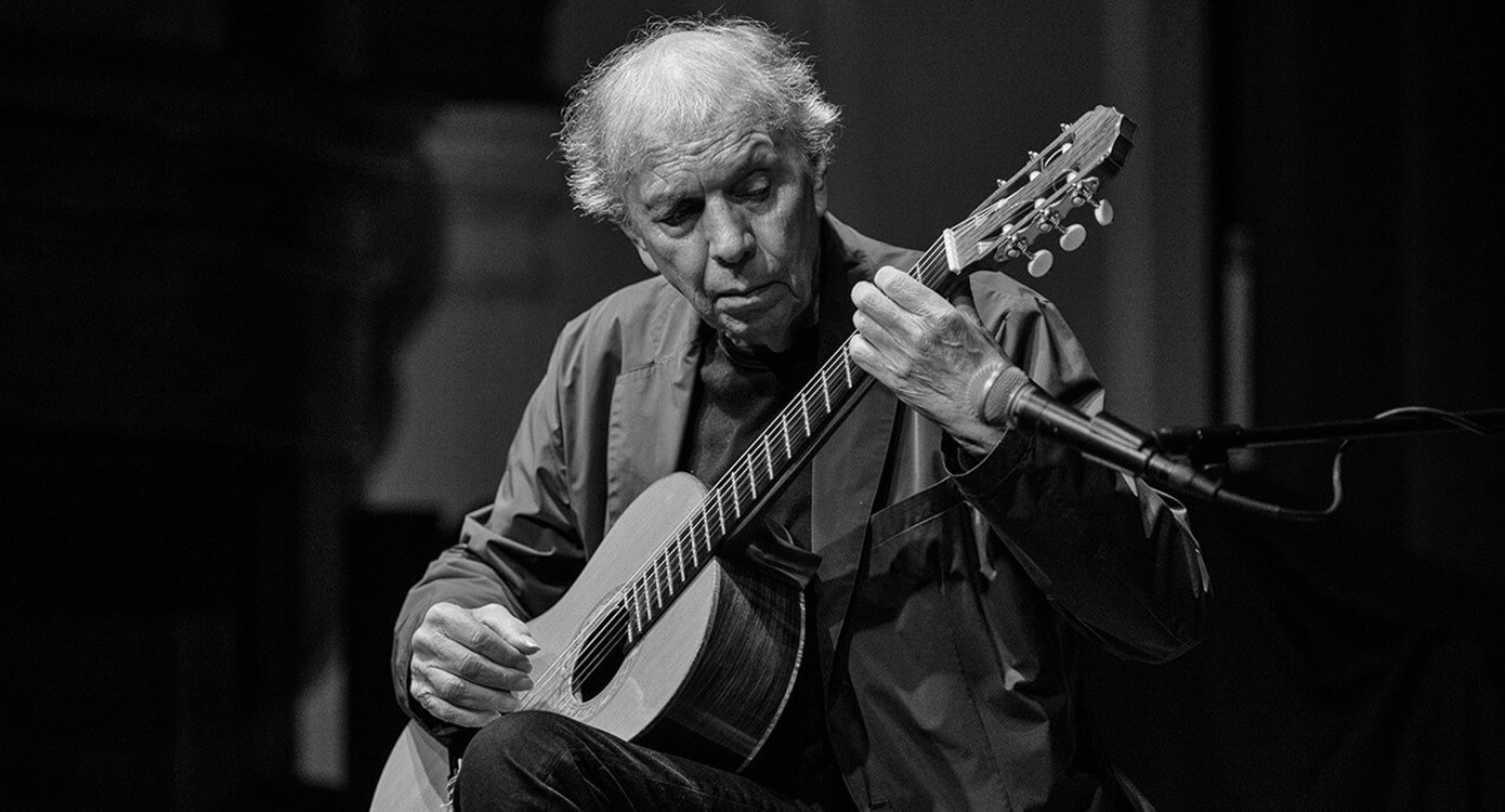 Schwarz-Weiß-Foto eines Mannes mit einer Gitarre