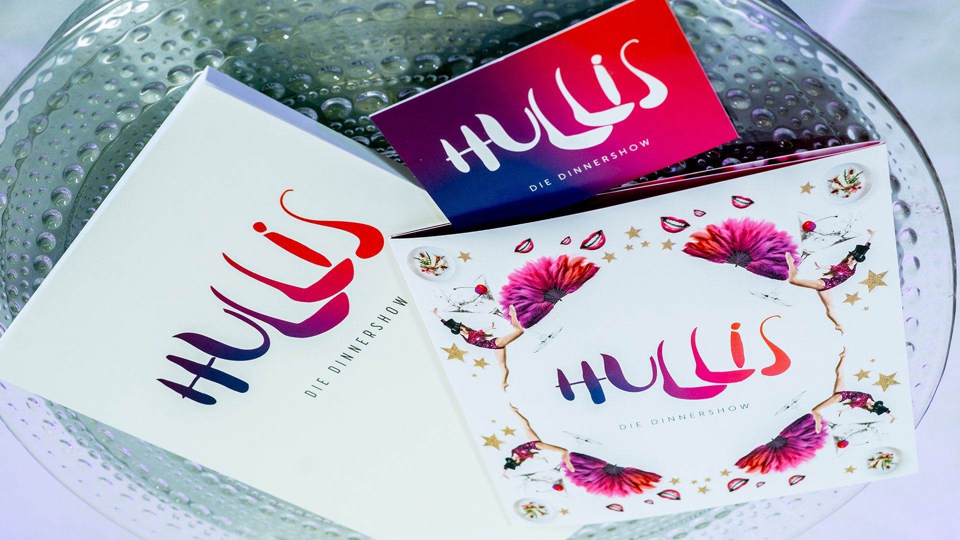 Ein Glasteller mit Karten mit Hullis Aufdruck