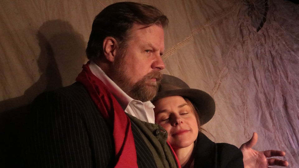 Foto zum Event ‚Der Kleine Prinz – Eine Begegnung‘: Zwei Schauspieler, ein Mann und eine Frau, auf der Bühne