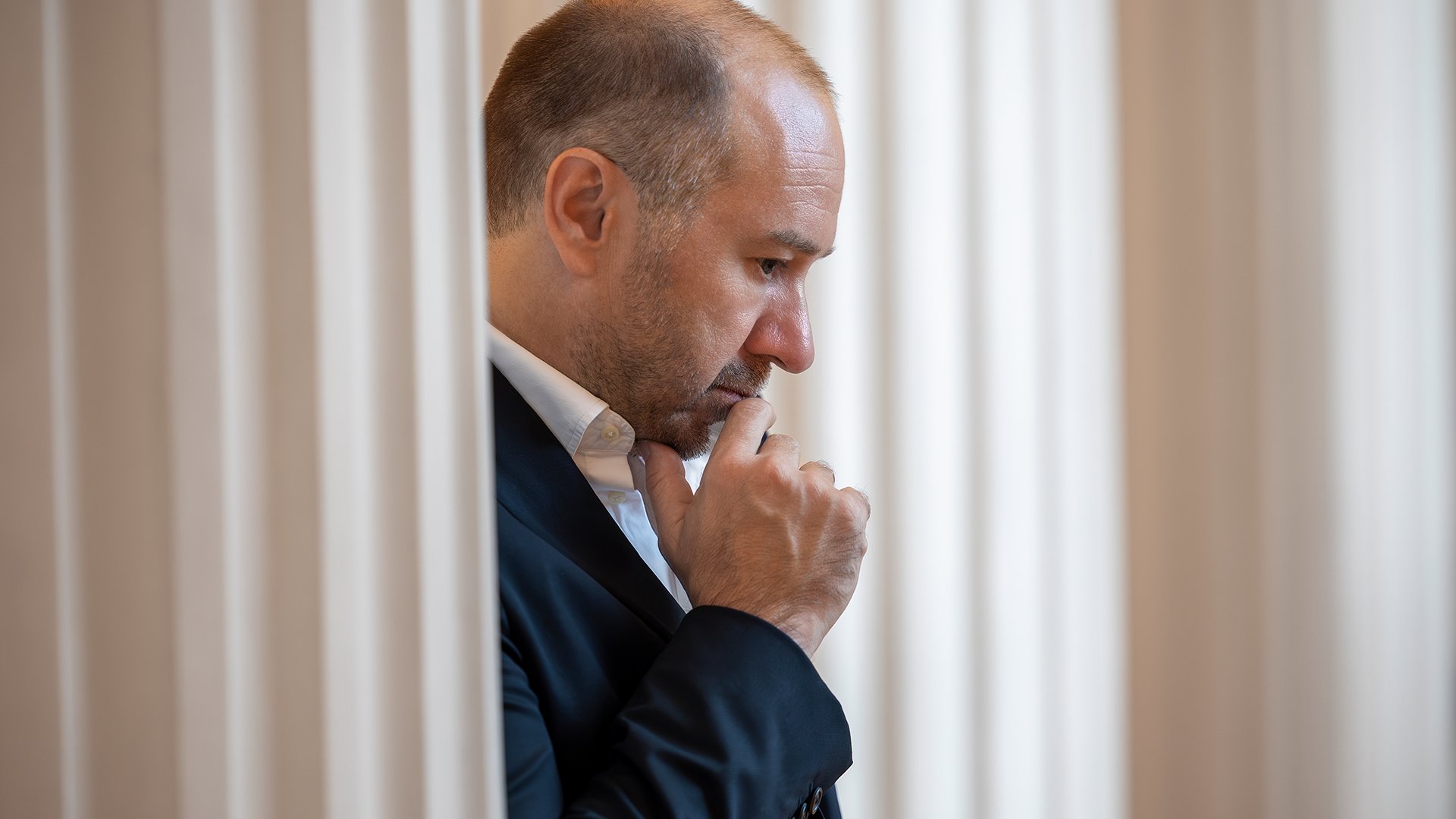Ein Foto für das Chopin-Gala-Event mit dem Künstler, der nachdenklich eine Hand an den Mund hält