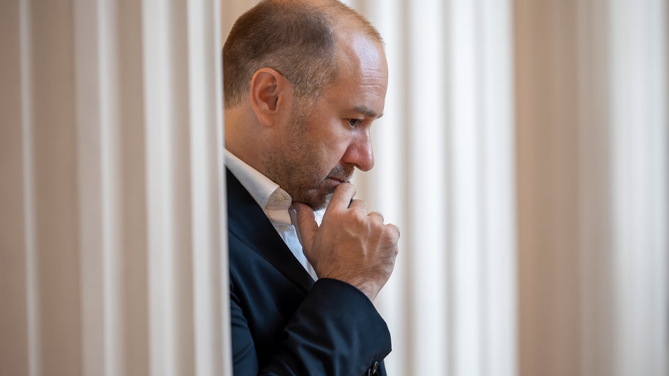 Ein Foto für das Chopin-Gala-Event mit dem Künstler, der nachdenklich eine Hand an den Mund hält