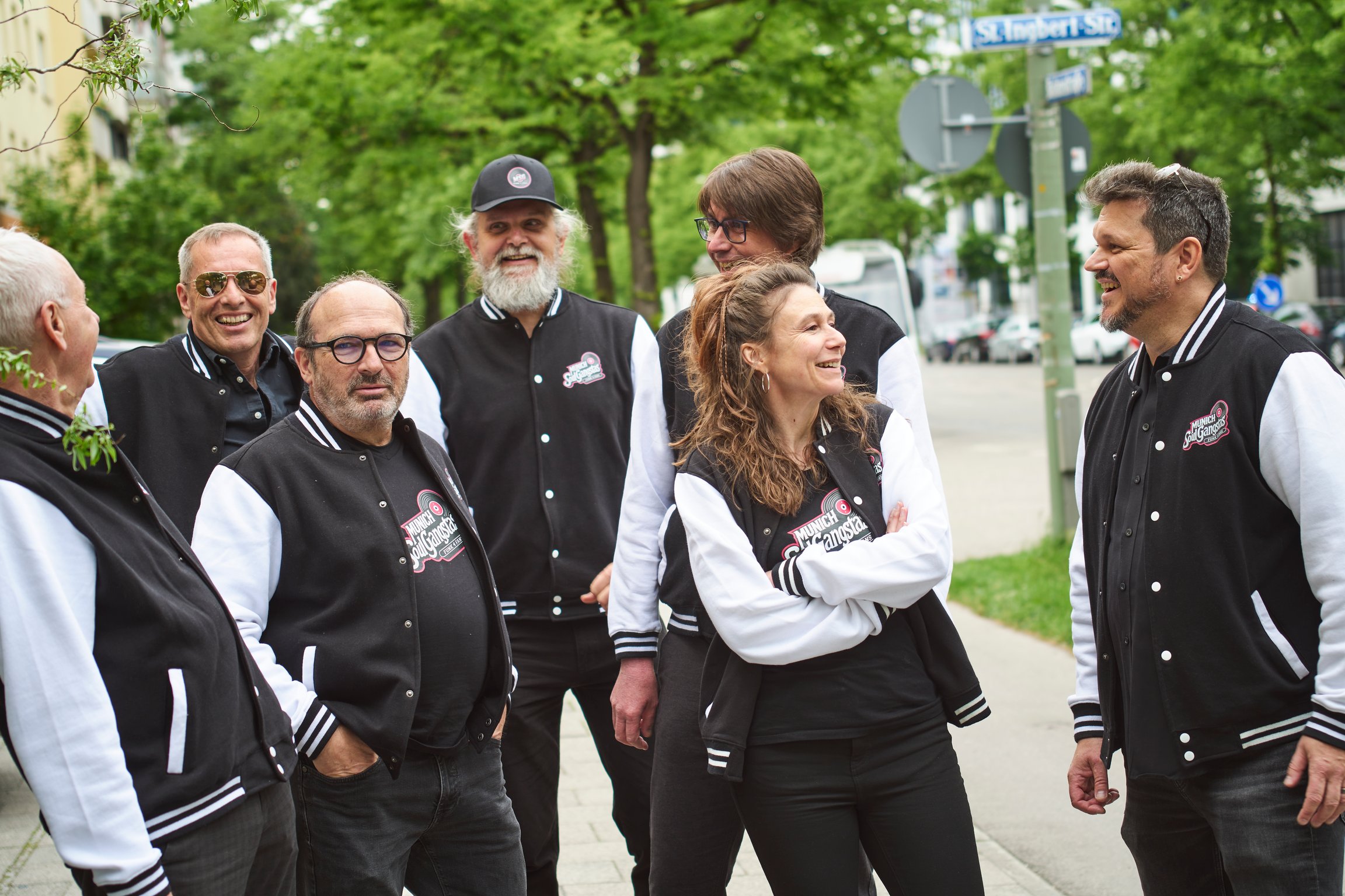 Eventfoto für „Sound & Soul @ CAFÉ 14“ – Gruppenbild der Band in Schwarz-Weiß-Outfits.