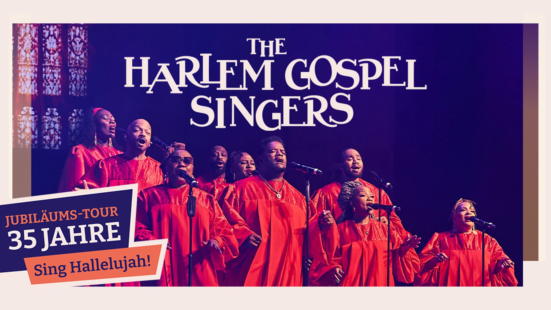Plakat der Harlem Gospel Singers mit BAnner Jubiläumstour 35 Jahre Sing Hallelujah mit Foto einiger rot gekleideter Sänger*innen