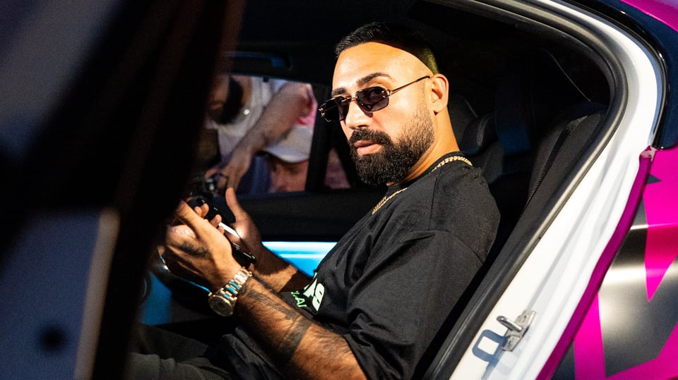 Der Künstler mit Sonnenbrille und schwarzem Short