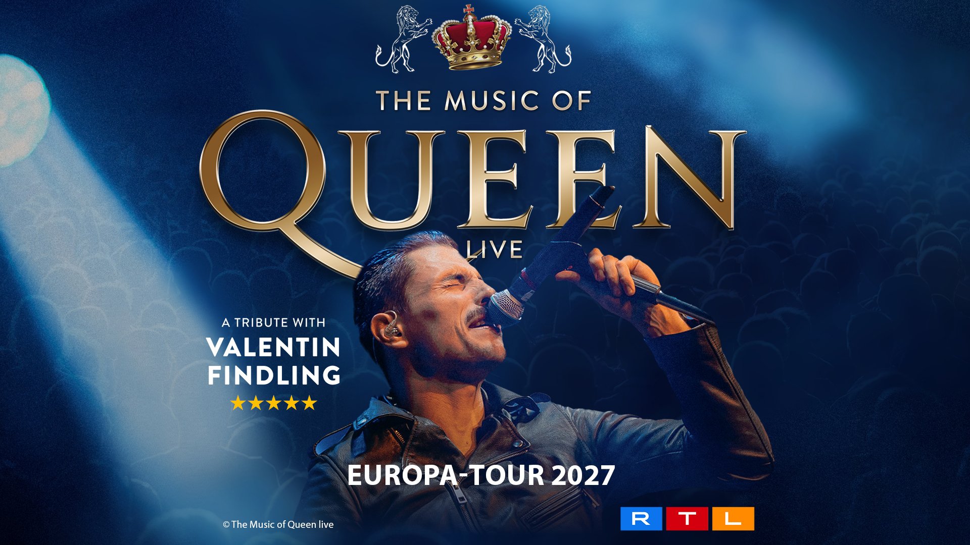 Plakat in blau mit Foto des Freddy-Mercury-Darstellers Valentin Findling singend mit Mikrofon sowie Logos und Aufschrift The 
