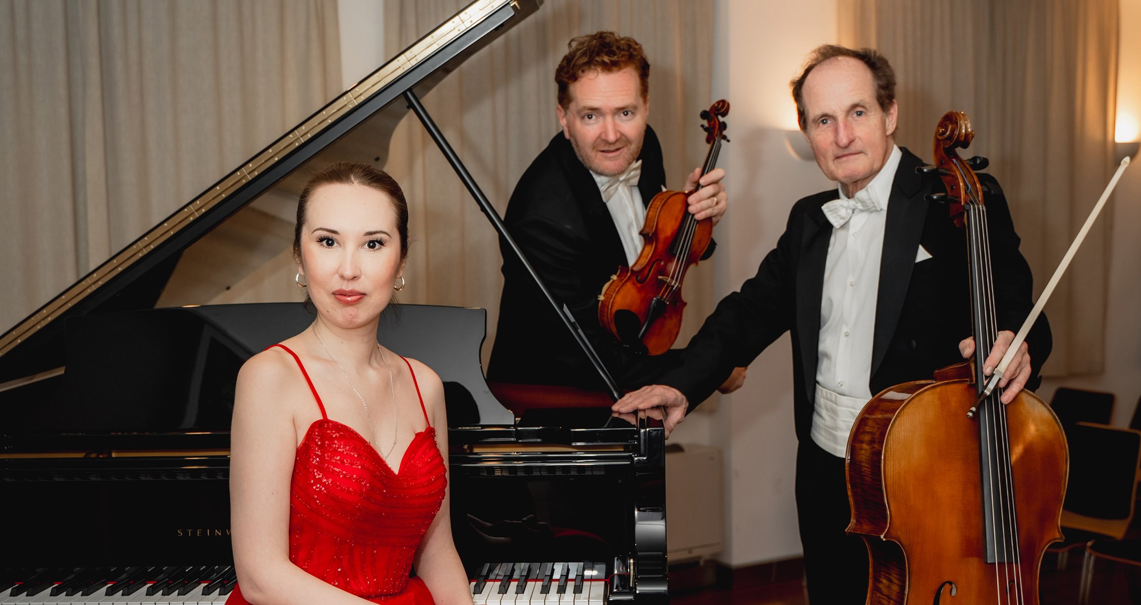 Foto der Gruppe mit einigen Instrumenten