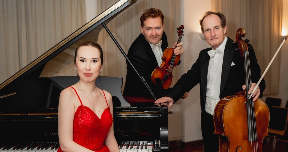 Foto der Gruppe mit einigen Instrumenten
