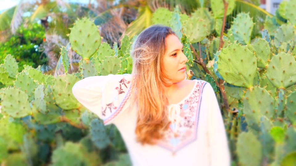 Die Künstlerin vor Kakteen