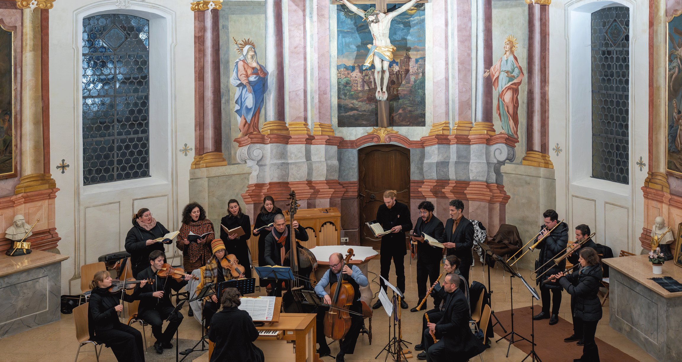Foto vom Kircheninneren mit dem Chor