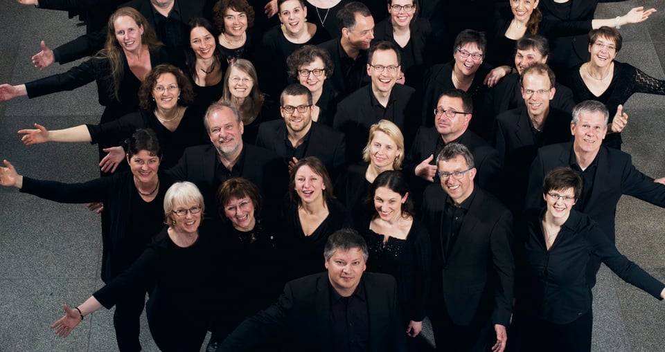 Eine Gruppe von Personen in schwarzer Kleidung posiert für ein Foto.