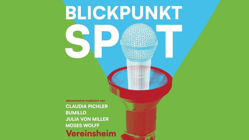 Grafisches Plakat mit einem großen Mikrofon, das auf einem rot‑blauen Spotlight‑Sockel steht; darüber steht der Titel ‚Blickpunkt Spot‘ in weißen Großbuchstaben auf grün‑blauem Hintergrund, darunter die Namen der wechselnden Moderator*innen.