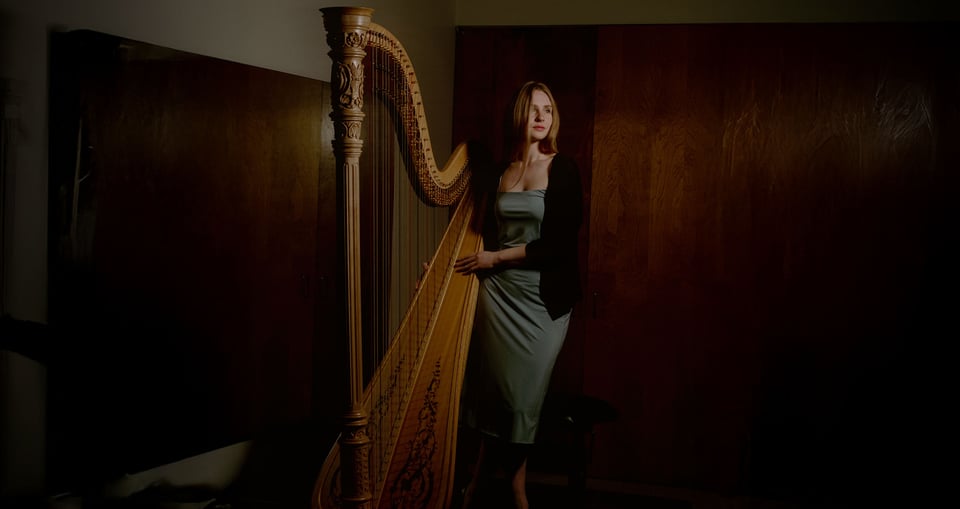 Eine Frau mit einer Harfe, elegant inszeniert