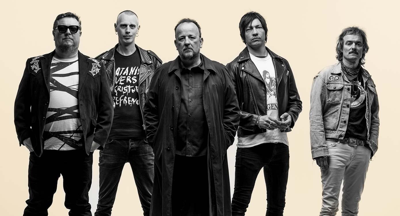 Foto der Gruppe in Schwarzweiß vor einem beigen Hintergrund