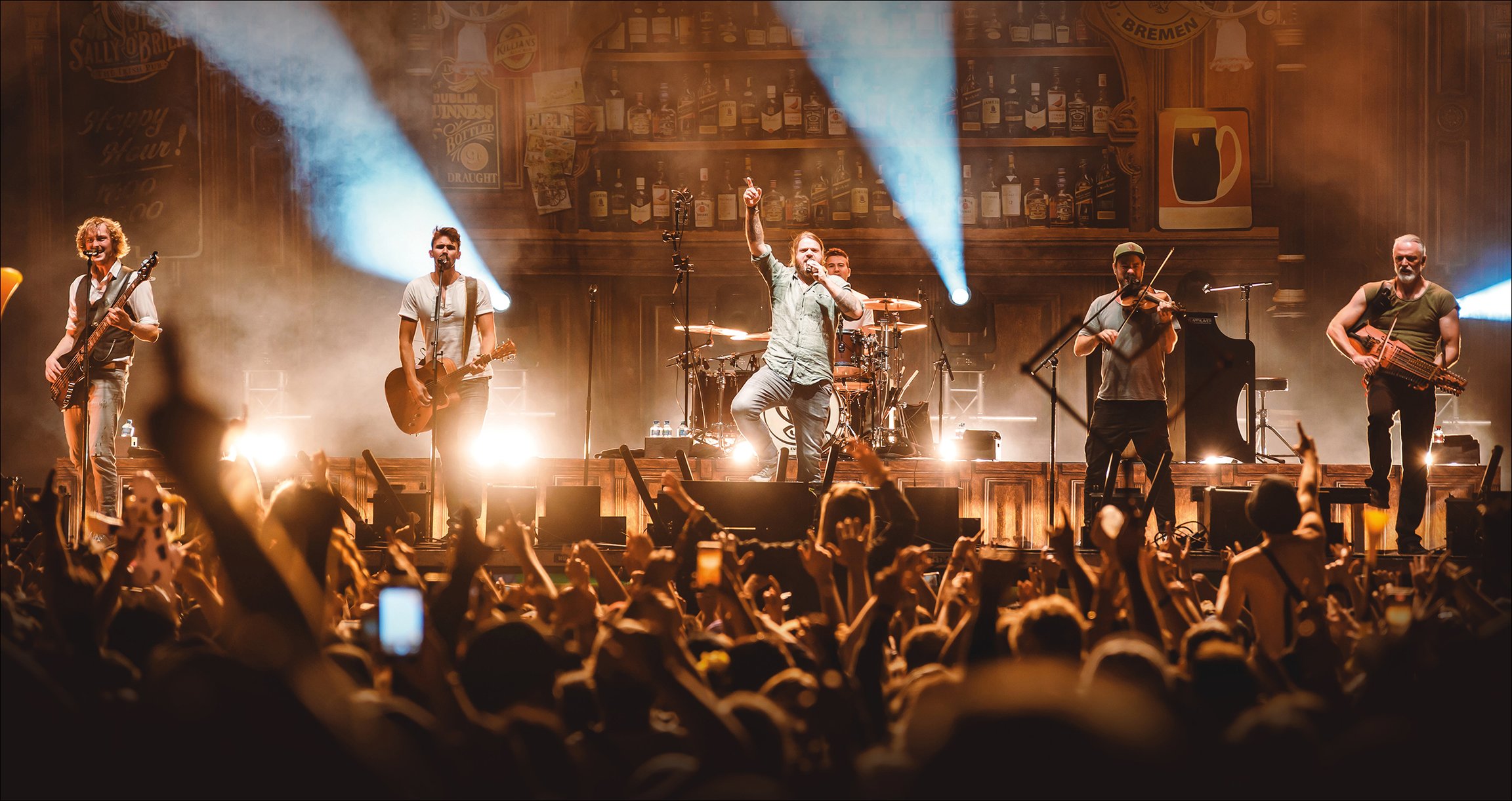 Foto der Gruppe bei einem Konzert mit dem Publikum