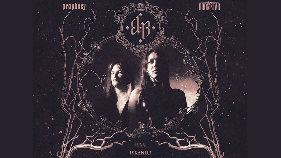 Plakat von E-L-R mit zwei Personen in dunkler Kleidung innerhalb eines ornamentalen Kreisrahmens, umgeben von verschlungenen Ästen auf dunklem Hintergrund, darüber das E-L-R-Logo sowie die Namen Prophecy und Doomstar, darunter der Hinweis auf Iskandr als Support.