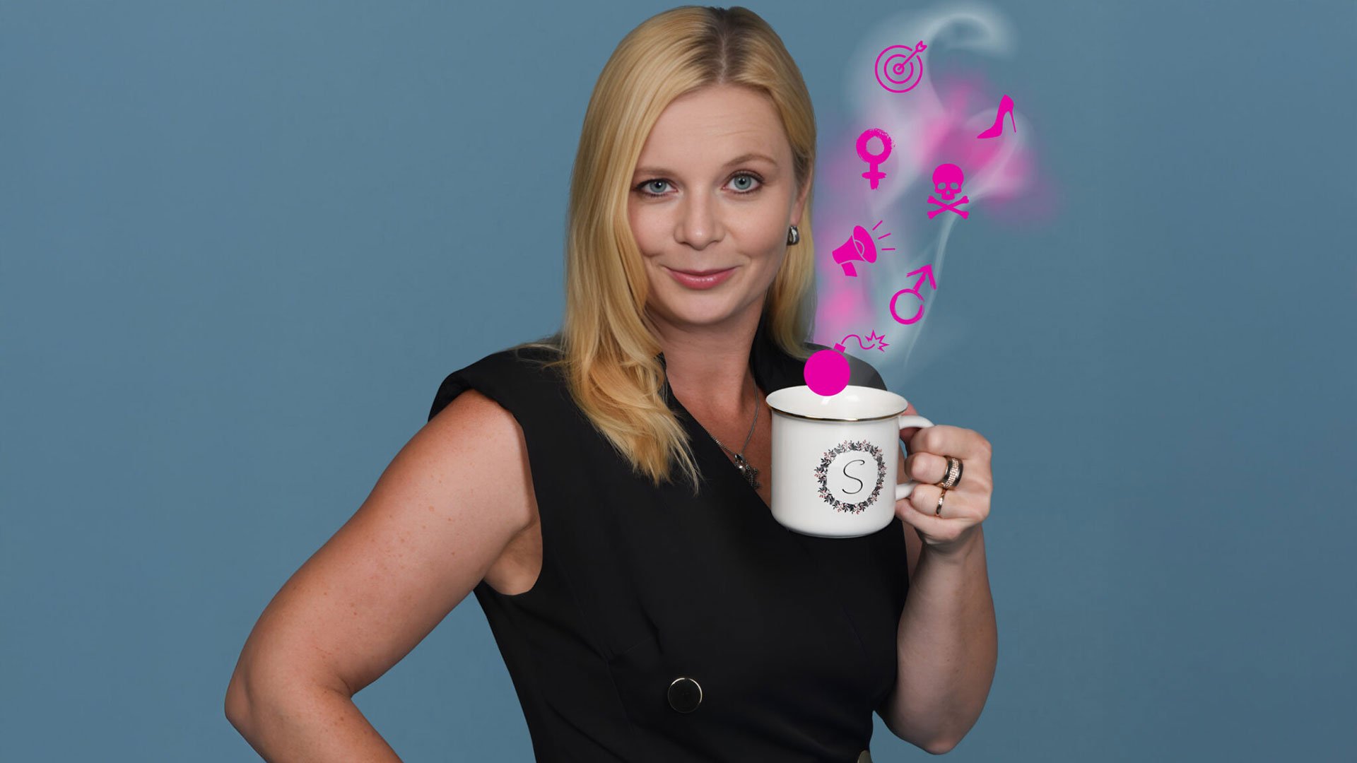 Foto für die Veranstaltung von Sonja Gründemann mit der Künstlerin, die eine Tasse in der Hand hält, aus der rosa‑pinke Illustrationen herausströmen, vor blauem Hintergrund