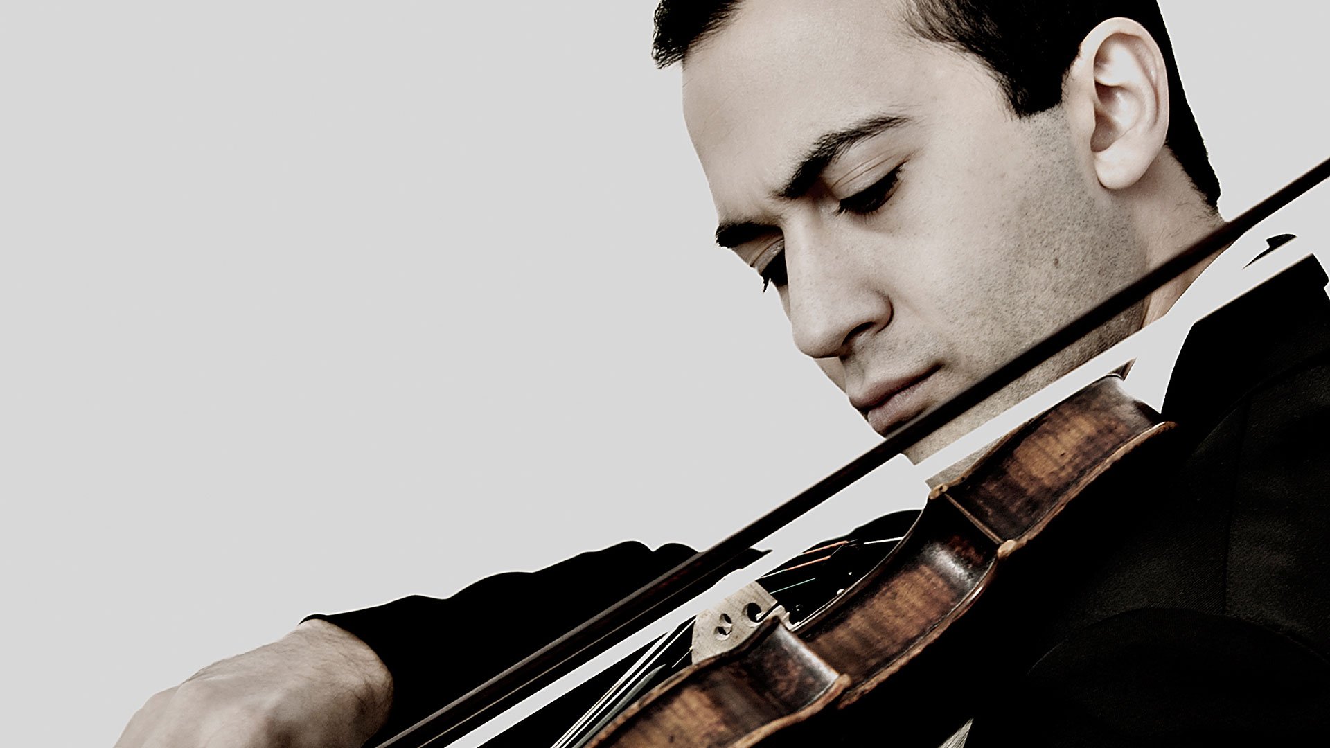 Foto für die Veranstaltung „Magie der Saiten – Leidenschaft in Perfektion“ mit dem Künstler mit einem Saiteninstrument.