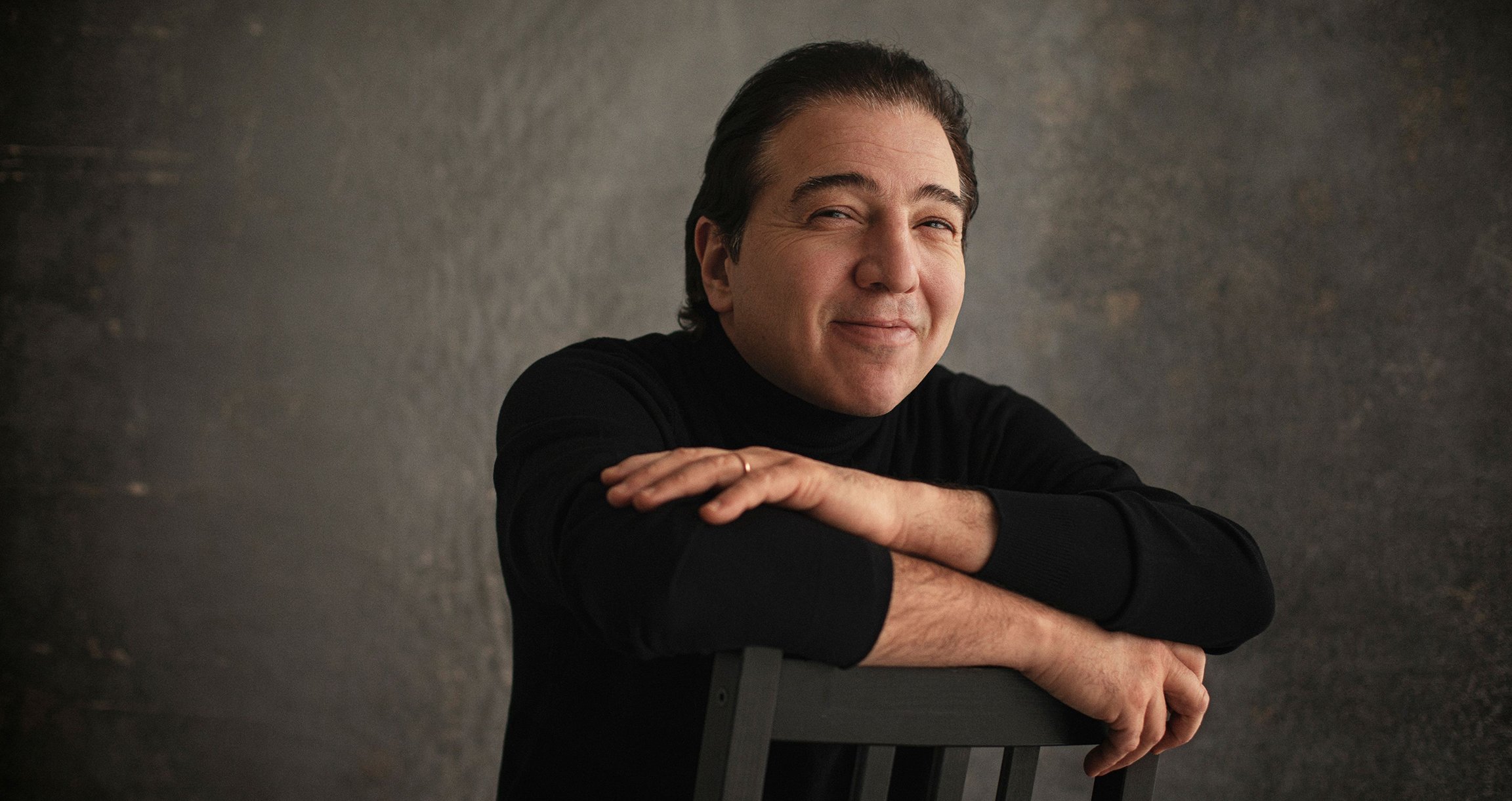Fazil Say auf einem Stuhl