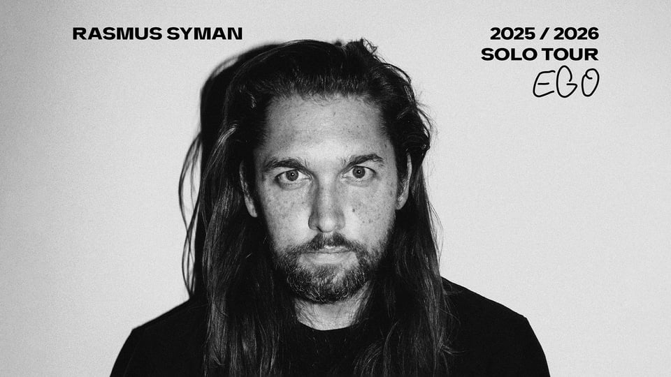 Schwarz-Weiß-Foto von Rasmus Syman – Solo, mit dem Künstler und dem Namen der Tour.