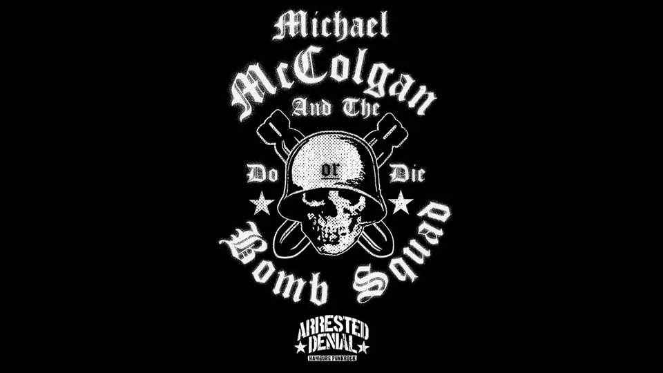 Grafik mit Schriftzug MIKE MCCOLGAN Bomb Squad und einem Totenkopf mit Helm und Patronen in weiß auf schwarzem Hintergrund