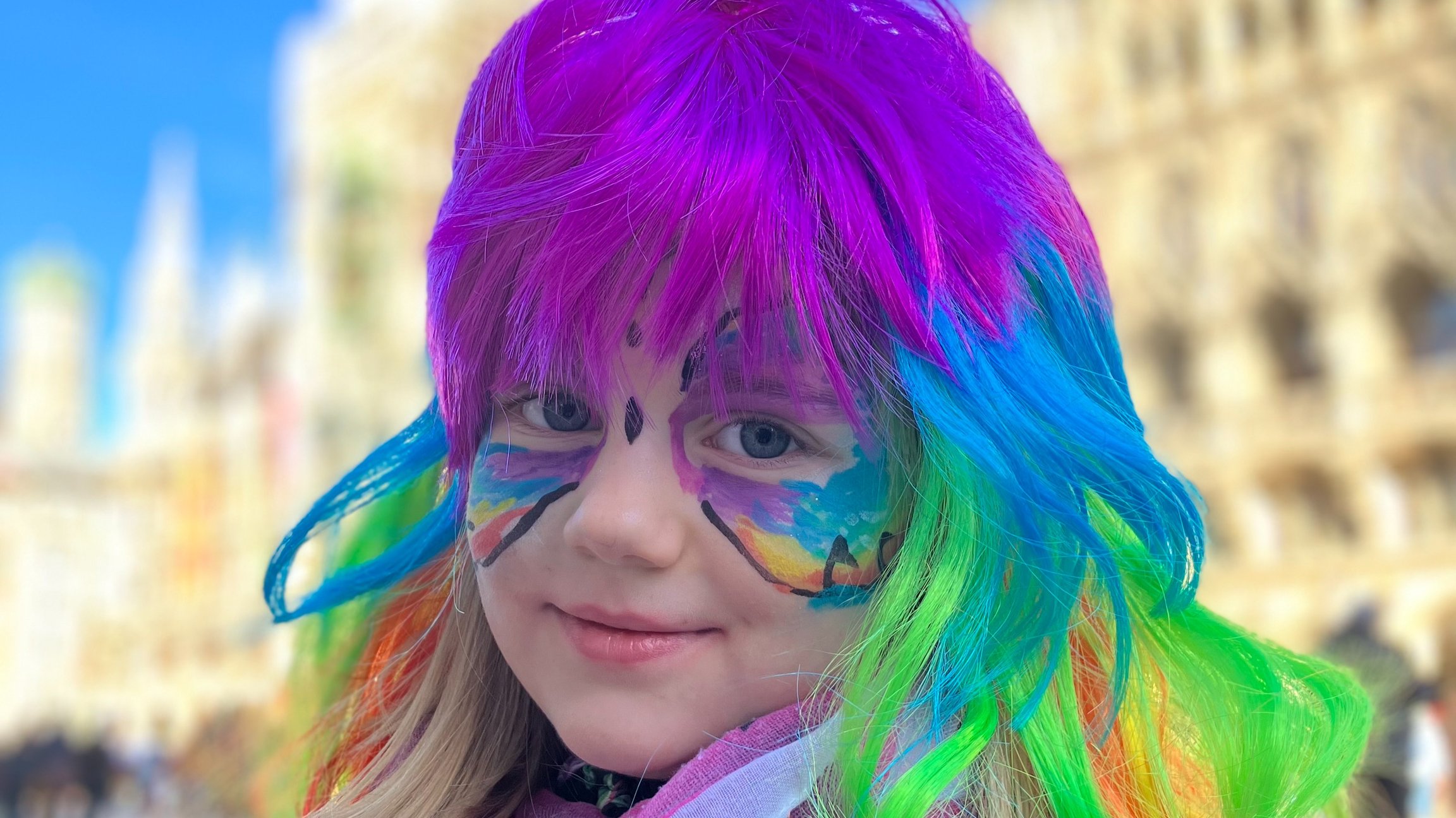 Ein Kind mit bunten Haaren