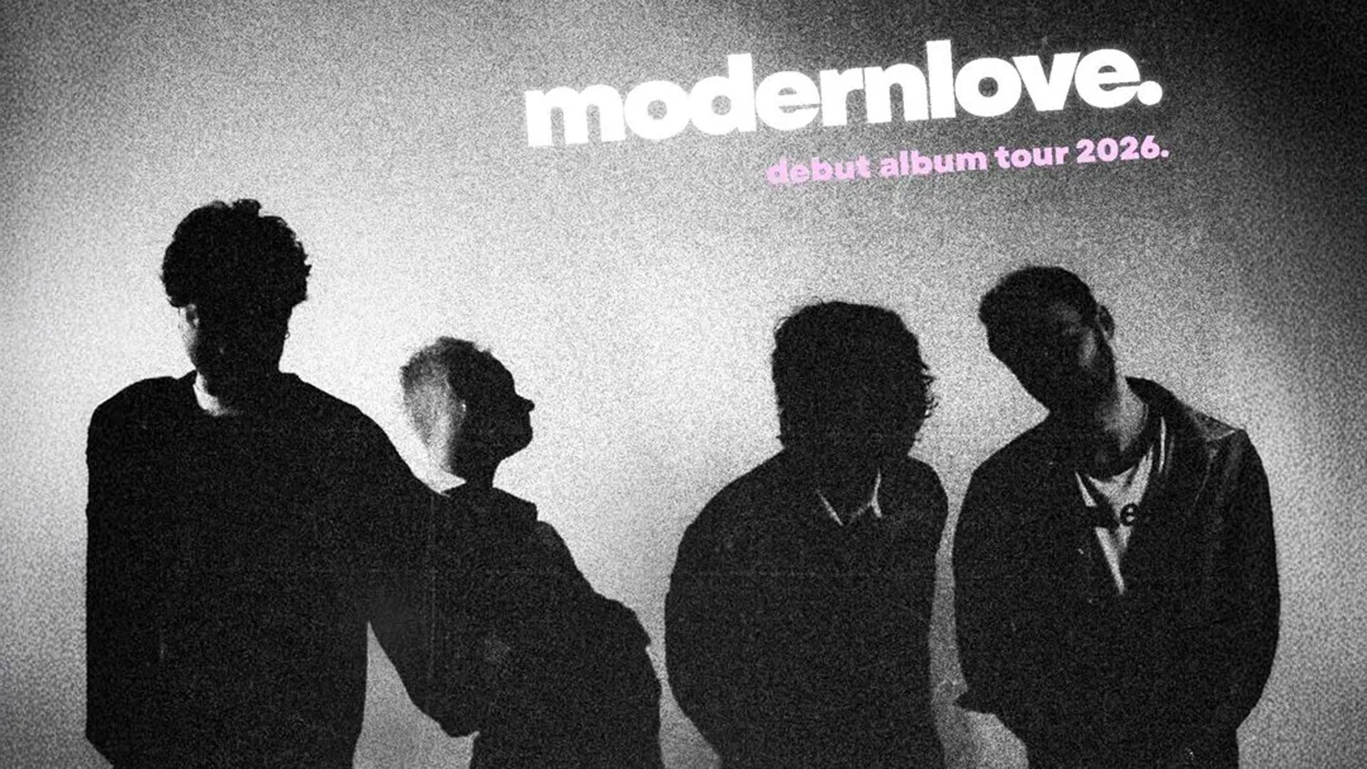 Vier silhouettenartige Personen vor körnigem Hintergrund und Schriftzug zur modernlove Debüttour 2026