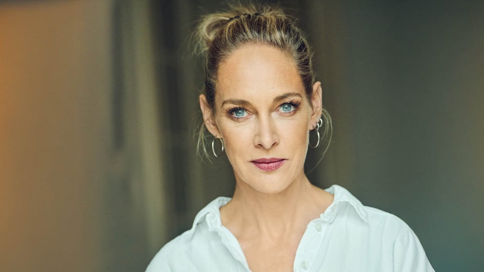 Ein Portrait von Sophie von Kessel mit hochgesteckten Haaren und weißer Blose vor verschwommenem Hintergrund