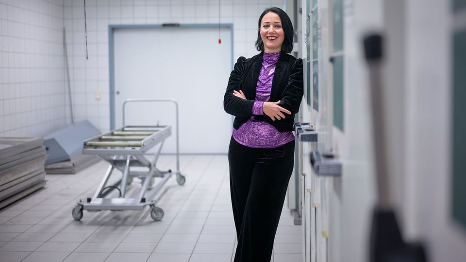 Foto zum Event von Judith Brauneis: Die Künstlerin in einem Raum mit weißen Fliesen und einer Liege für Verstorbene