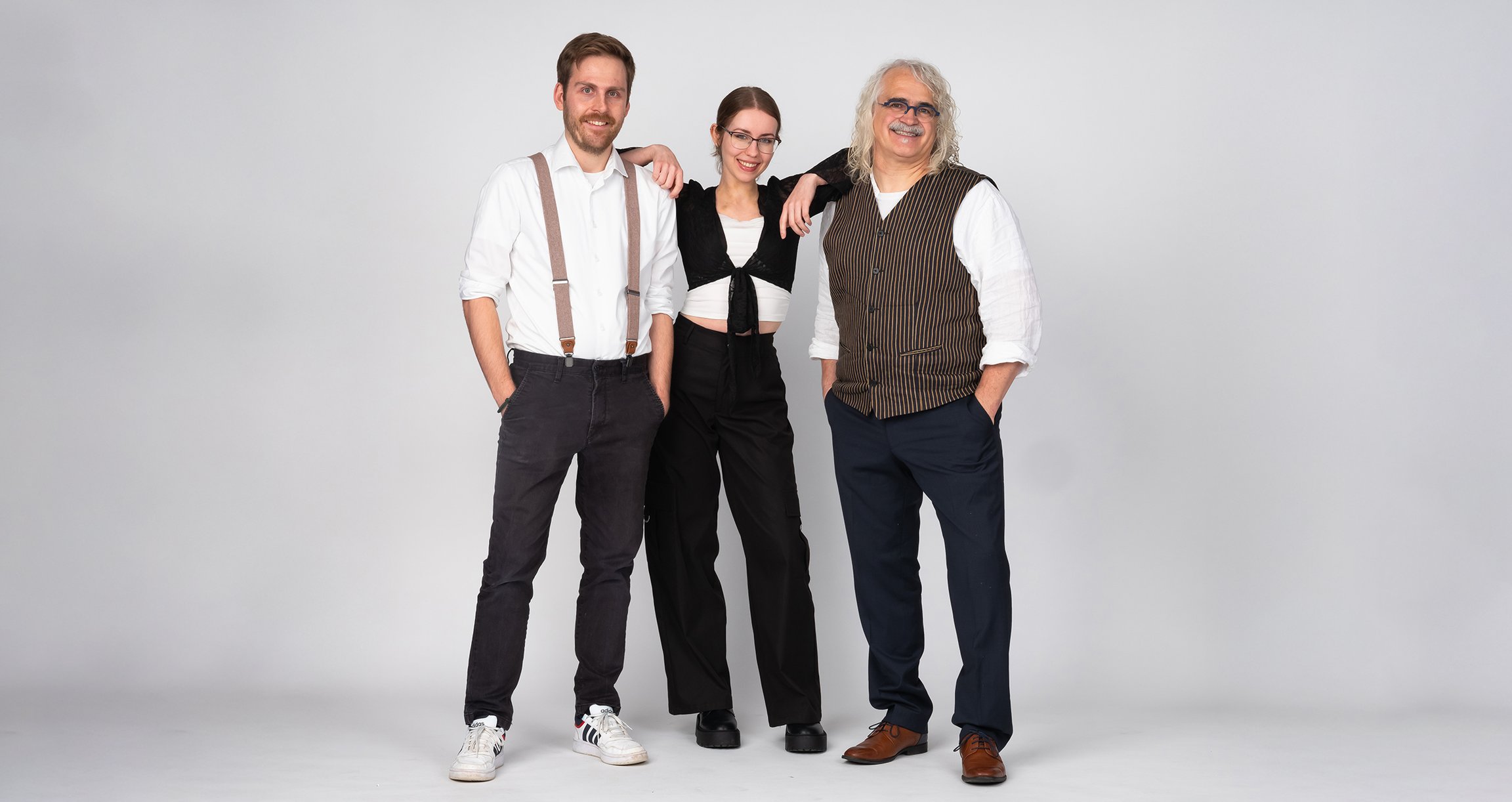 Foto der Gruppe, zwei Männer und eine Frau vor weißem Hintergrund