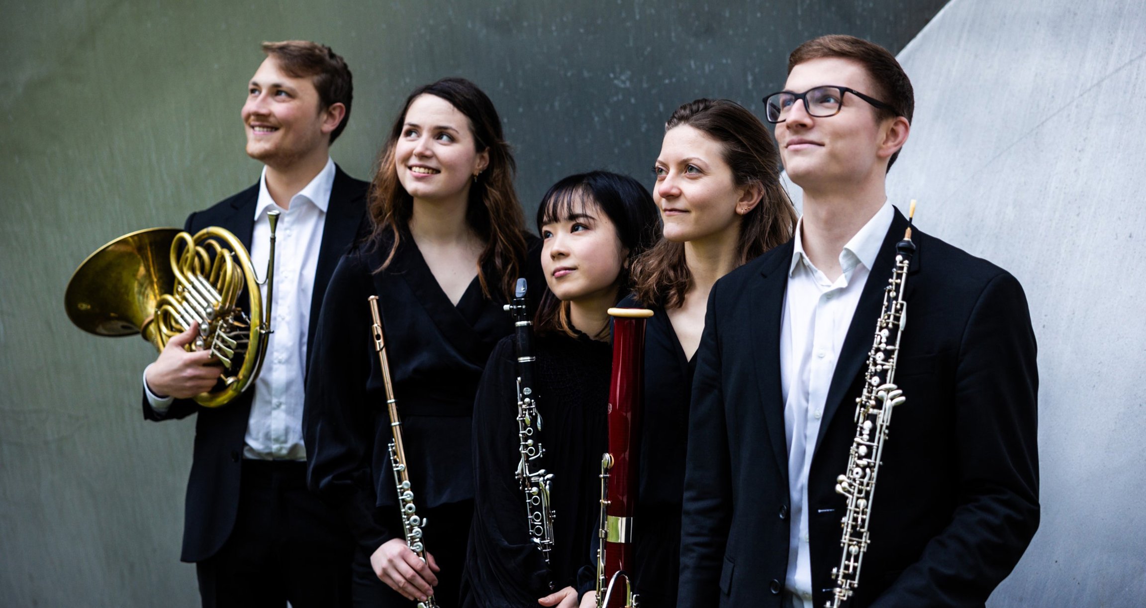 Fünf Personen mit Instrumenten