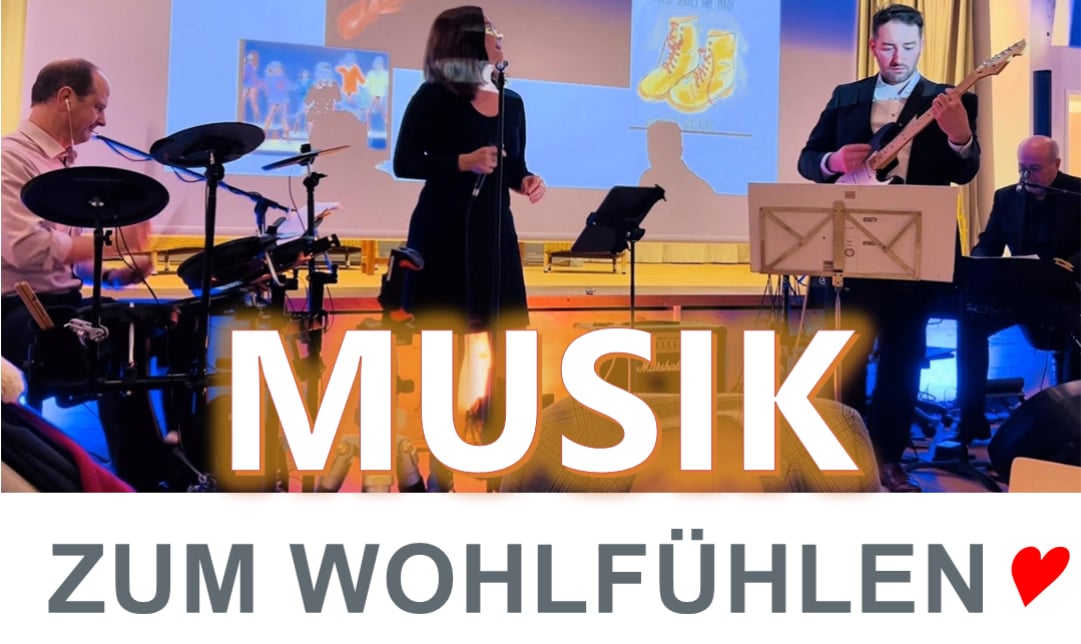 drei Männer spielen auf einer Bühne jeweils ein Instrument und in der Mitte singt eine Frau