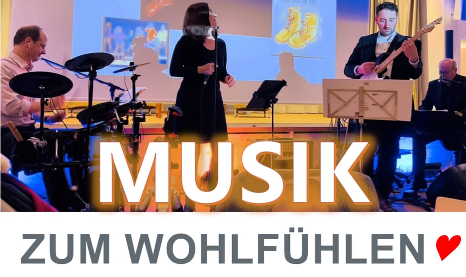 drei Männer spielen auf einer Bühne jeweils ein Instrument und in der Mitte singt eine Frau