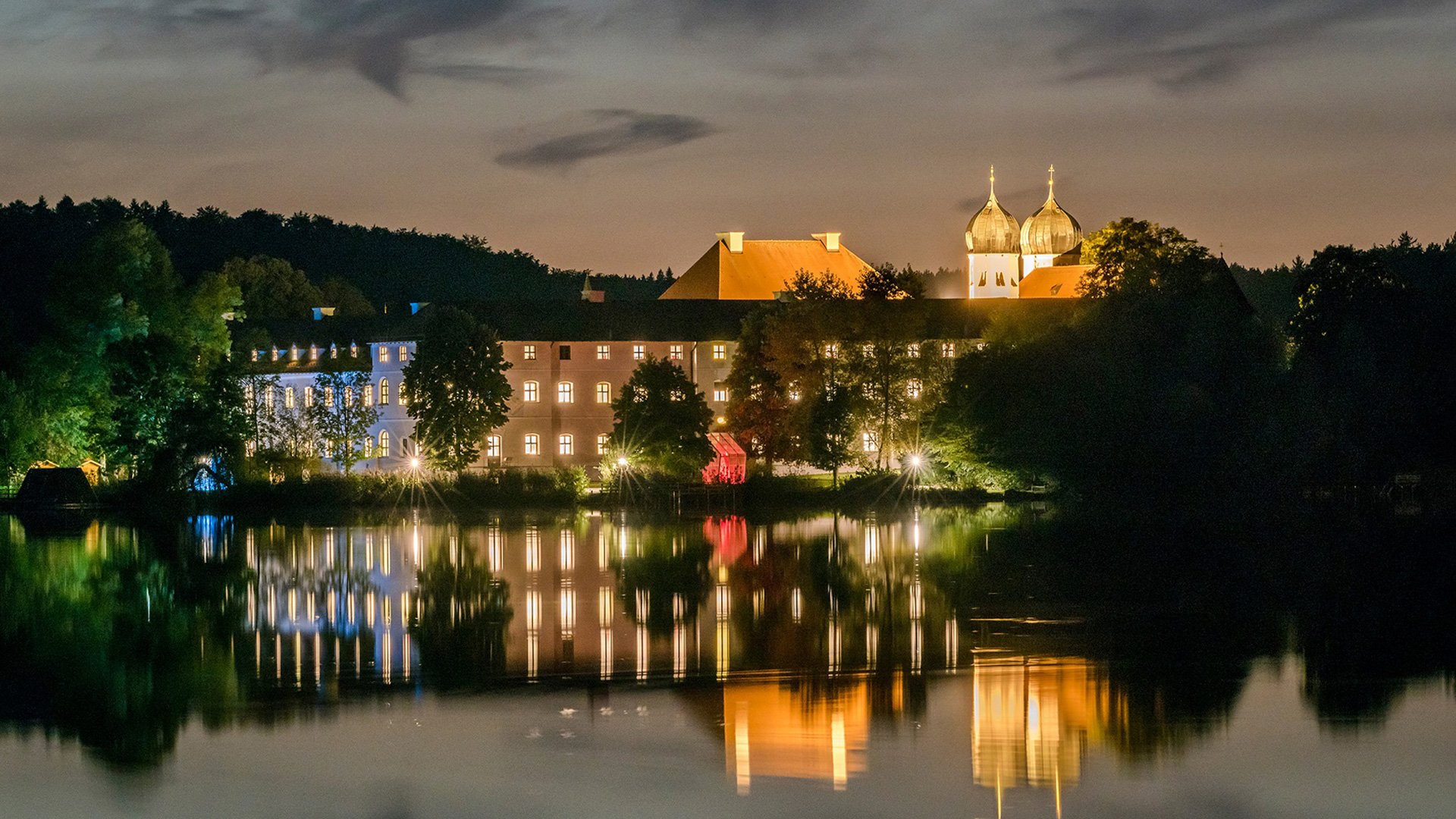 Foto für das Event ‚Mozartwoche‘ mit einem Bild vom Kloster Seeon bei Nacht