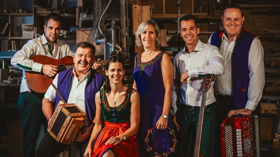 Gruppenbild der Musiker*innen in Tracht mit Instrumenten