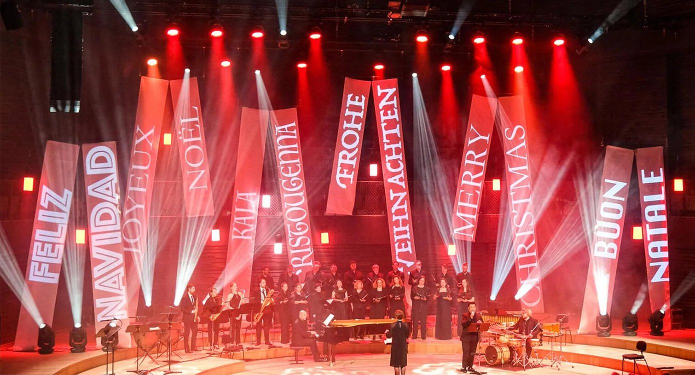 Ein Foto eines Orchesters auf einer Bühne mit roter Beleuchtung