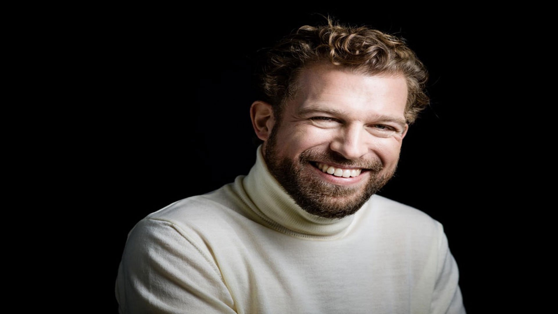 Foto für das Event von Julian Prégardien mit einem Porträt des Künstlers vor schwarzem Hintergrund.