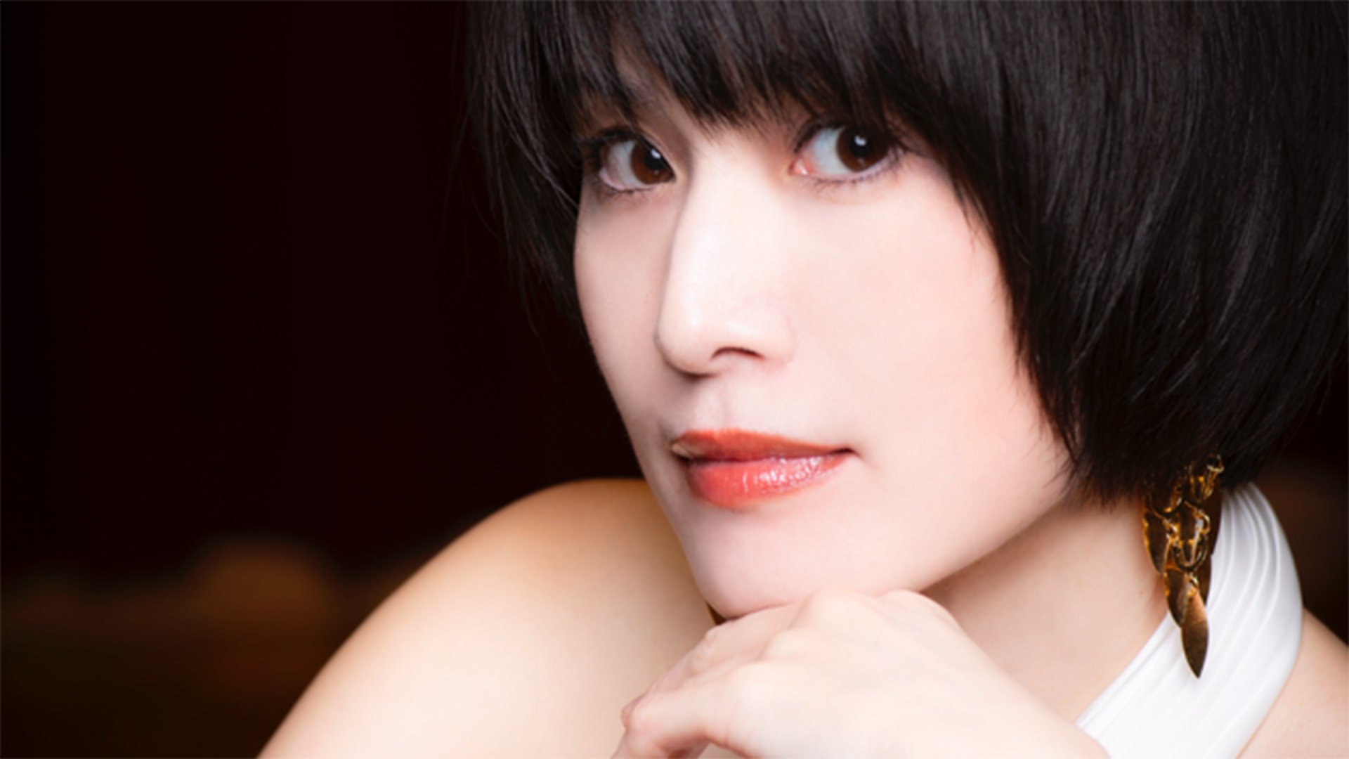 Ein Portrait der Künstlerin Shoko Kawasaki, das Kinn in auf die Hand gestützt